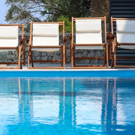 The Bee Daire Nikiana