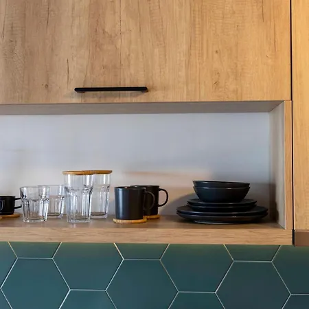 The Bee Daire Nikiana