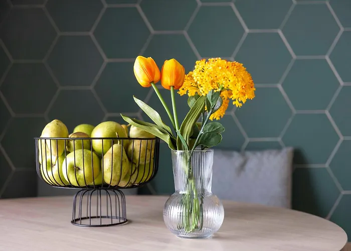 The Bee Daire Nikiana