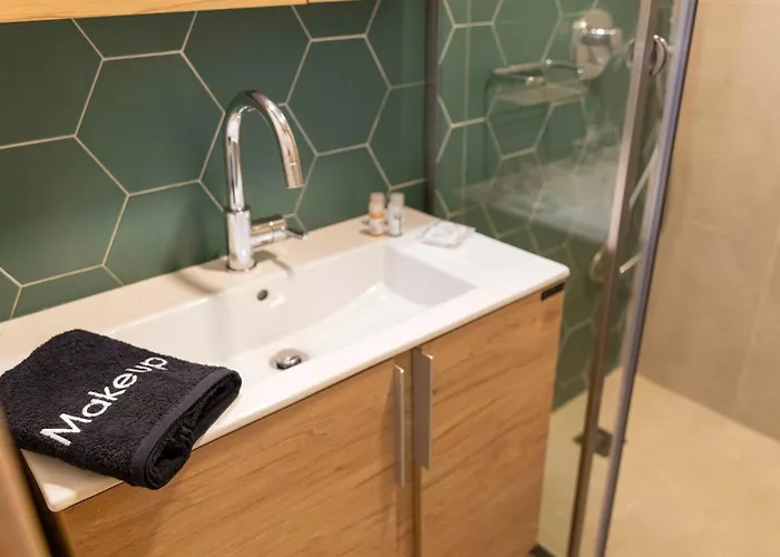 Daire The Bee Nikiana