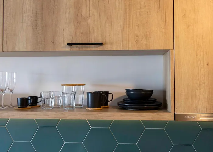 The Bee Daire Nikiana